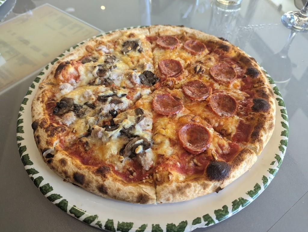 Pizza za stolom