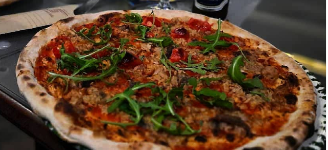 Pizza s pršutom i sirom
